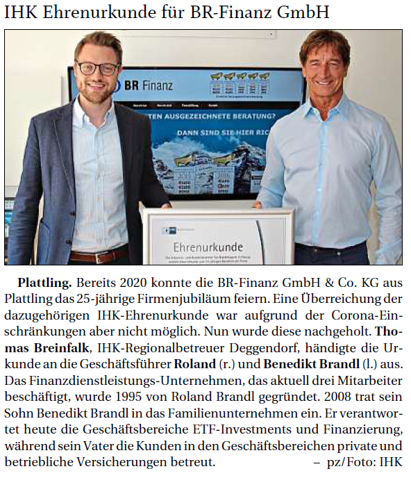 Benedikt Brandl und Roland Brandl bei der Übergabe der IHK-Urkunde