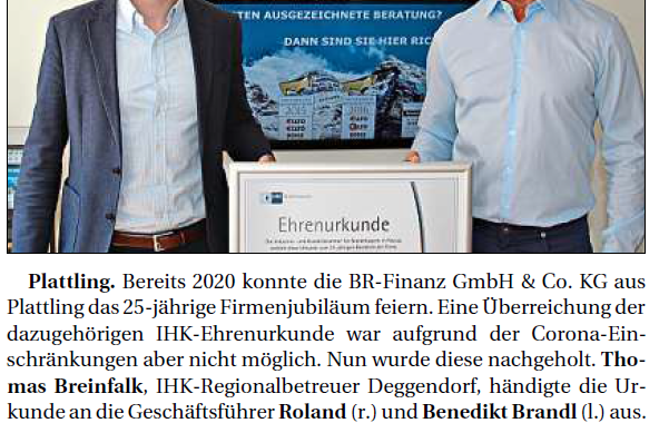 Benedikt Brandl und Roland Brandl bei der Übergabe der IHK-Urkunde