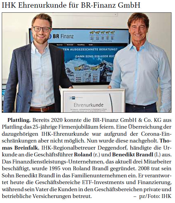 IHK Ehrenurkunde für die BR-Finanz GmbH & Co. KG für das 25-Jährige Firmenjubiläum übergeben. Der IHK Regionalbetreuer händigte die Urkunde an die Geschäftsführer Roland Brandl und Benedikt Brandl aus.